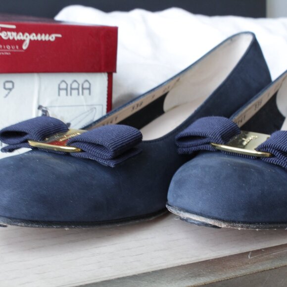 Salvatore Ferragamo Vintage Womens Narrow Fit 3cm Heel Lillaz 9 AA Navy Suede - Picture 2 of 9